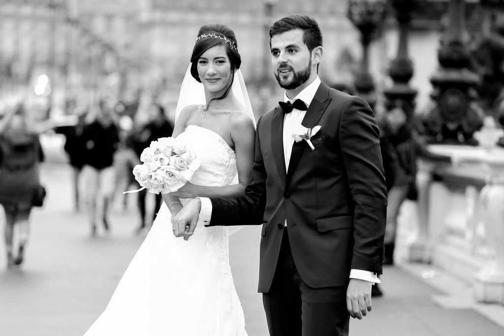 photo de mariage noir et blanc paris pont alexandre 3